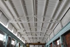 Весной в цехе отслаивание краски указывает на необходимость гидроизоляционного ремонта